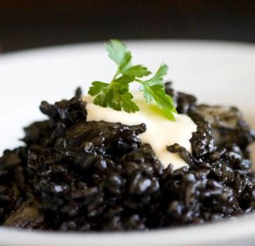 Sepia en su tinta con arroz al horno